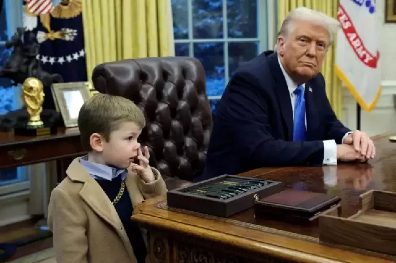 Trump, Sümüklü Masayı Oval Ofis’ten Attı!