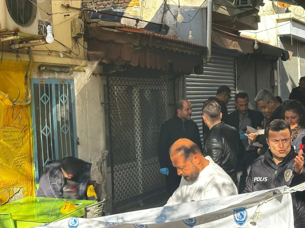 Sandalyede oturuyor zannettiler bıçaklanarak öldürülmüş!