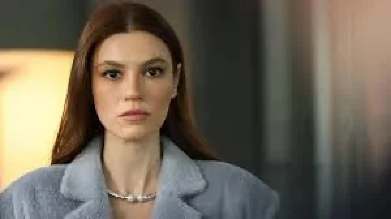 Gömleğini açan Yüsra Geyik'in kışkırtıcı hali