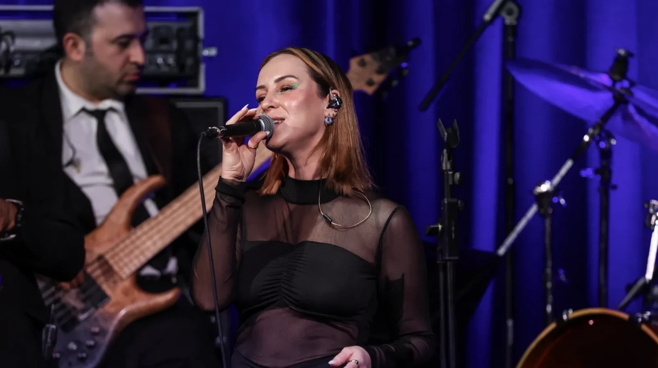 Nazlı Yaşan sahne performansıyla göz doldurdu