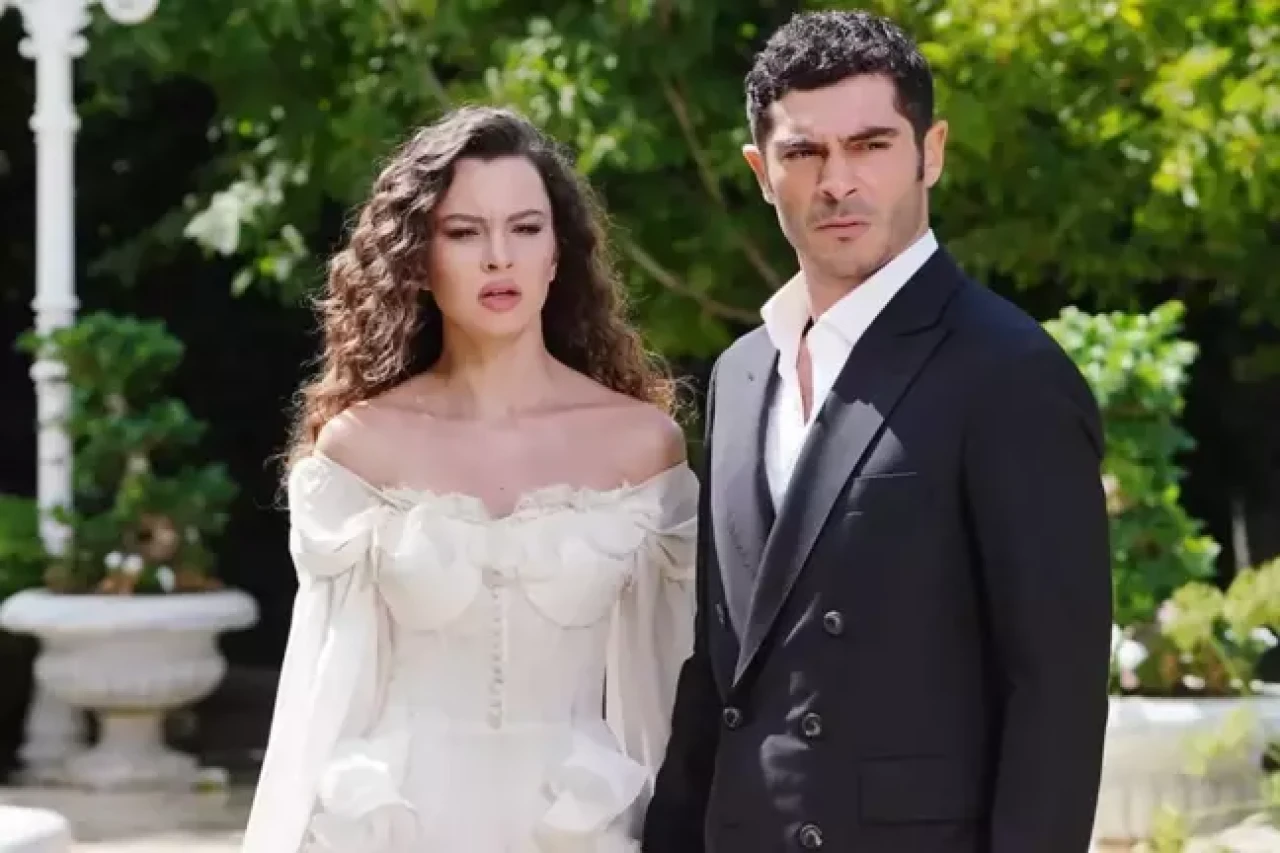 Aşk Dedikoduları Yeniden Alevlendi: Bir Gece Masalı'nın Yıldızları Kalpli Pozla Gündem Oldu!