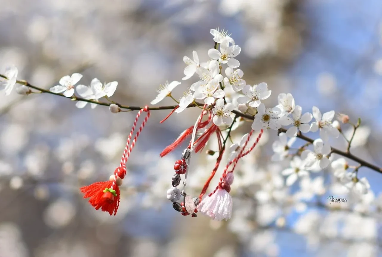 Marteniçka  Mart’ın Kaçıncı Günü Takılır? Ne Zaman Çıkarılır, Dilek Dilemek Gerekir mi? İşte Baharın Sembolü Marteniçka Geleneği!