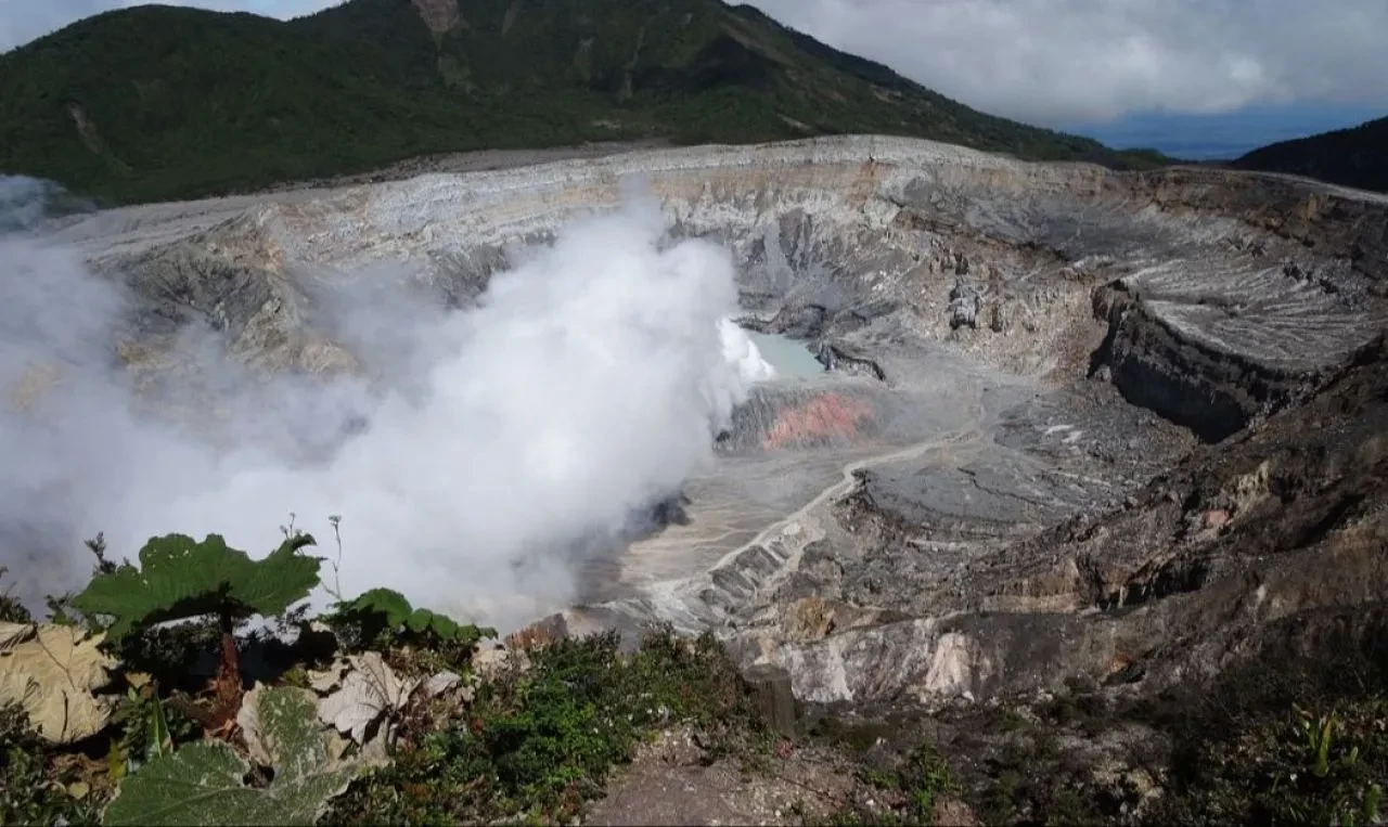 Santorini Yanardağı Patlarsa Türkiye Etkilenir mi? İzmir, Bodrum, Muğla ve Aydın Tehlike Altında mı?