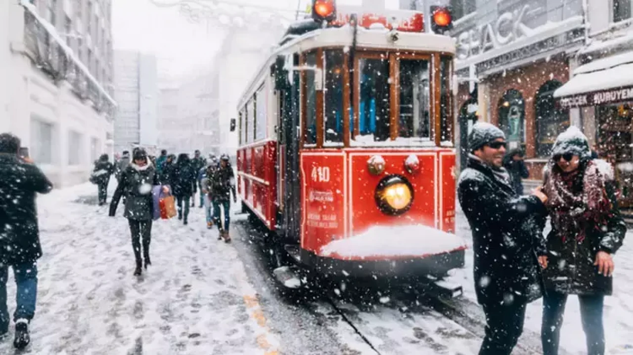 İstanbul’a Kış Geri Dönüyor! Kutuplardan Gelen Soğuk Hava Dalgası Yoğun Kar Getirecek