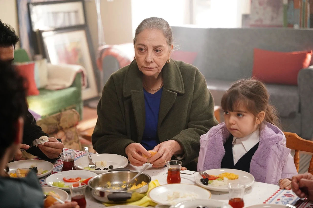 Kardelenler 3. Bölümde Kriz Büyüyor! Aysel’in Okul Hayali Bitti mi, Arif Uyanınca Neler Olacak?