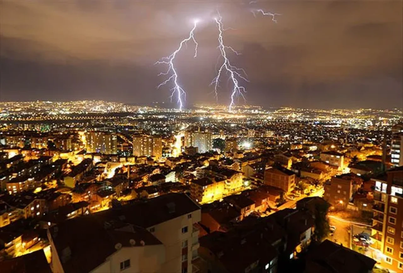 Küçükçekmece’de 13 Katlı Binanın Çatısına Yıldırım Düştü: 1 Yaralı, 5 Araç Hasar Gördü