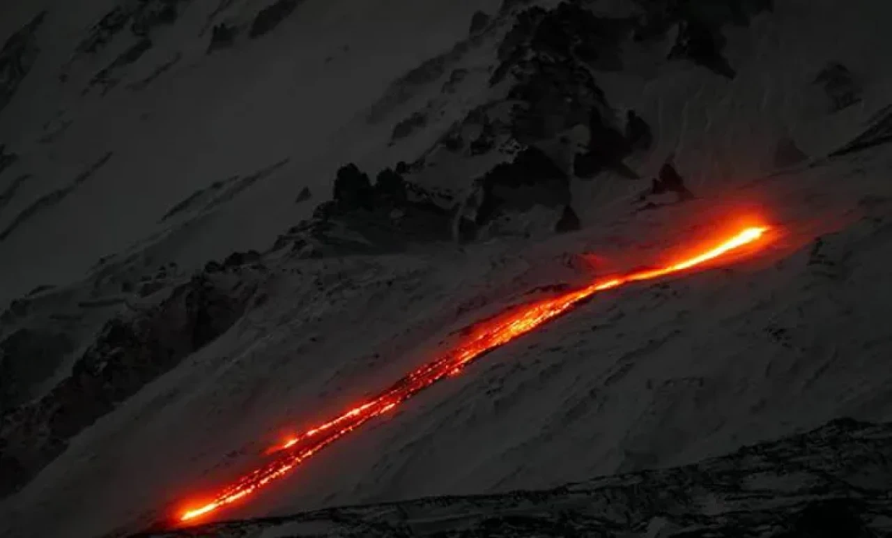 Etna Yanardağı hareketlendi: Çatlaktan lav akıyor