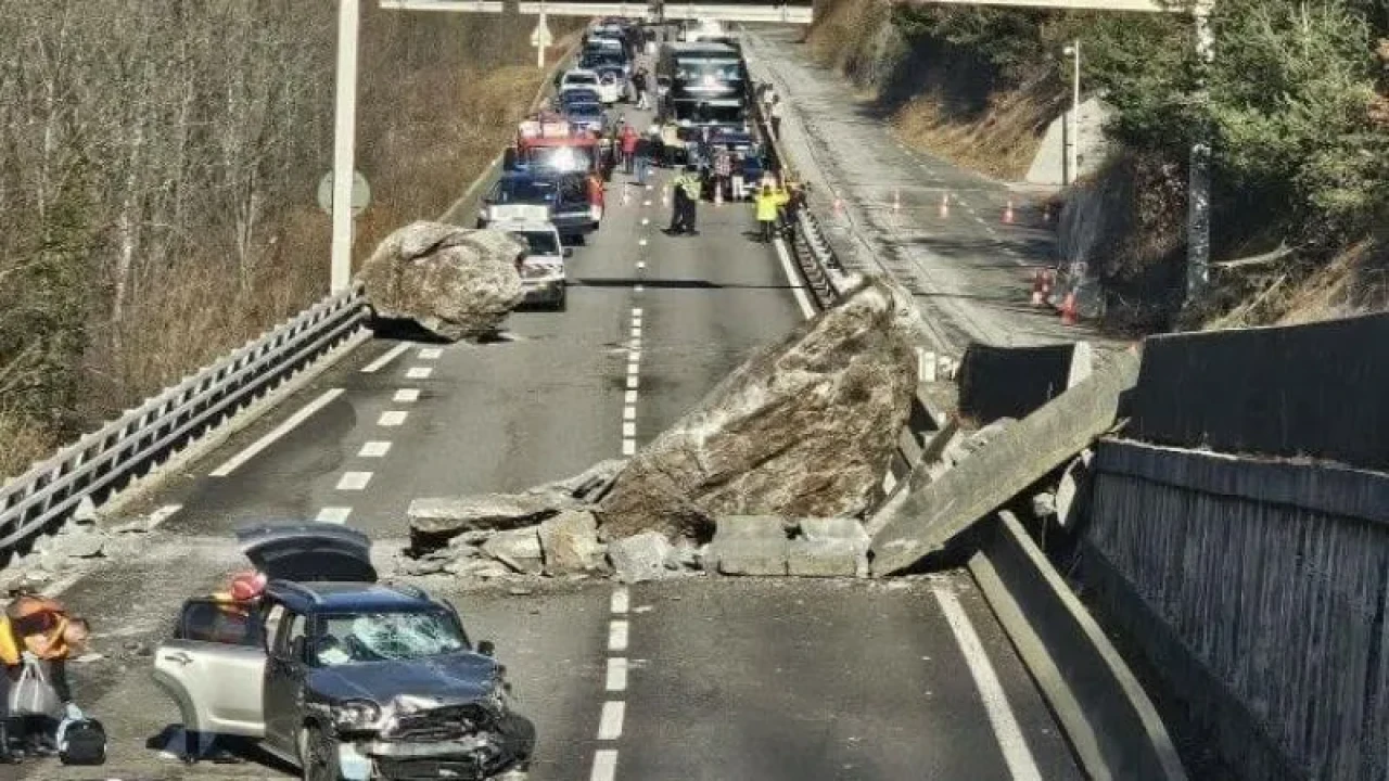 Dev kayalar yola düştü 1000'den fazla kişi trafikte mahsur kaldı