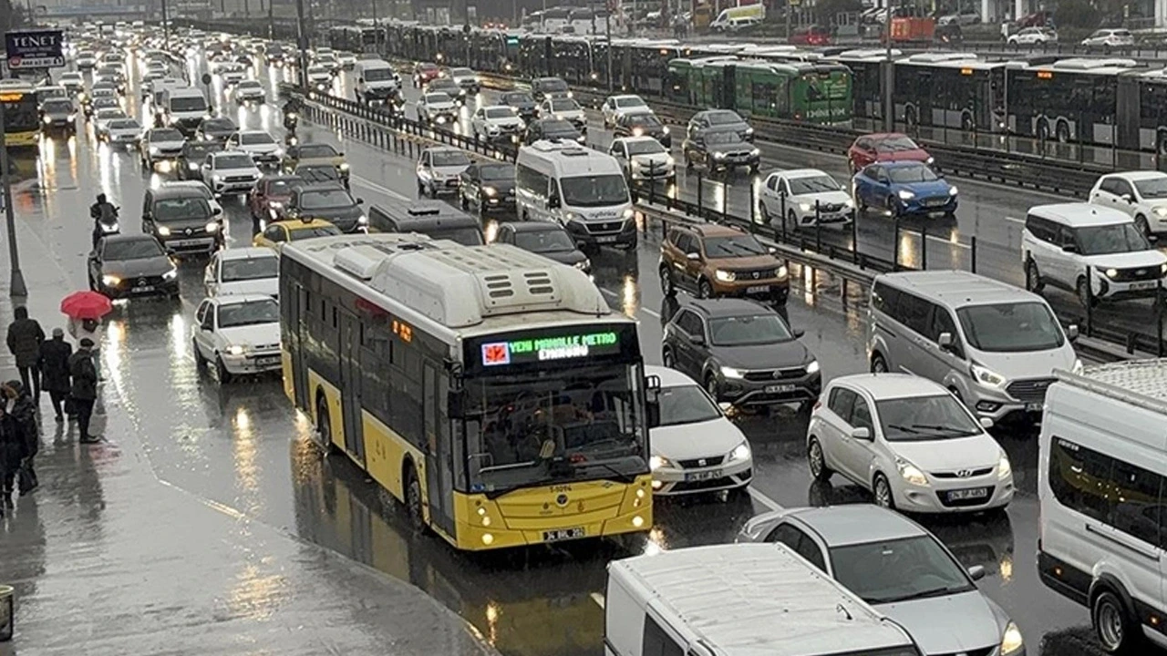 İstanbul'da yağmur trafiği felç etti trafik durma noktasına geldi!
