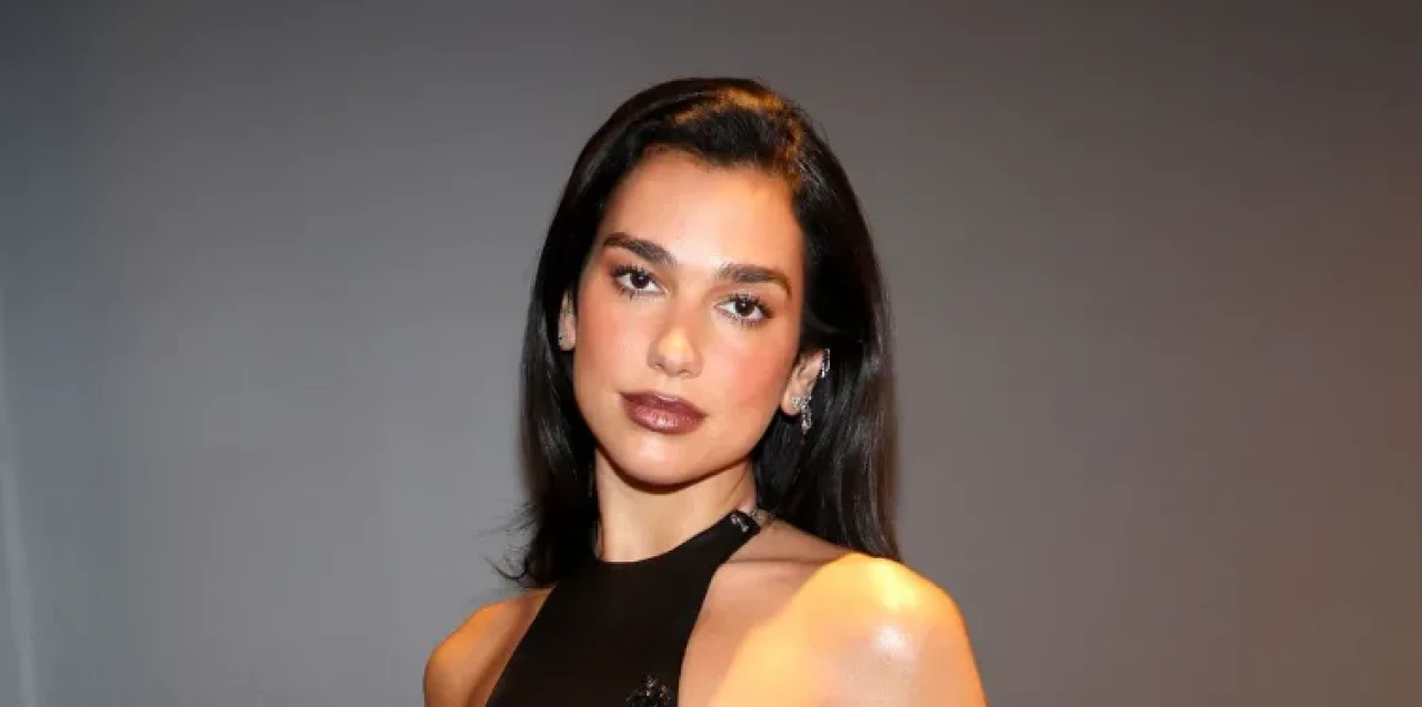 Grammy Ödüllü Ünlü Şarkıcı Dua Lipa’dan Sürpriz Mesaj! Yeni Proje Mi Geliyor?
