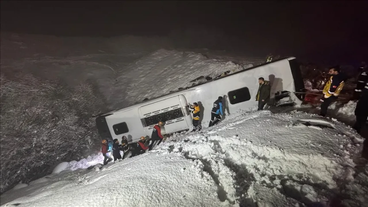 Yolcu otobüsü şarampole devrildi: Ölü ve yaralılar var