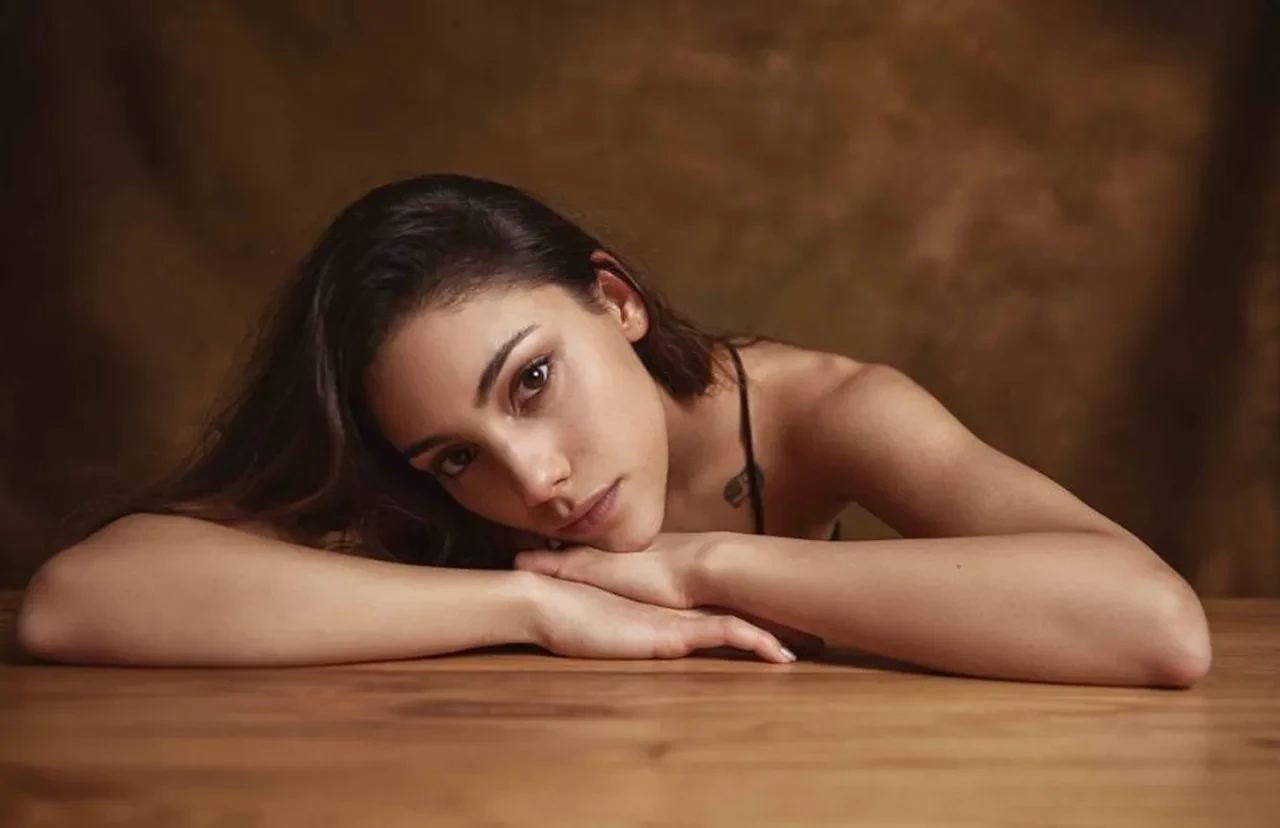 Uzak Şehir'in Zerrin’i Dilin Döğer, Sesiyle de Mest Etti!