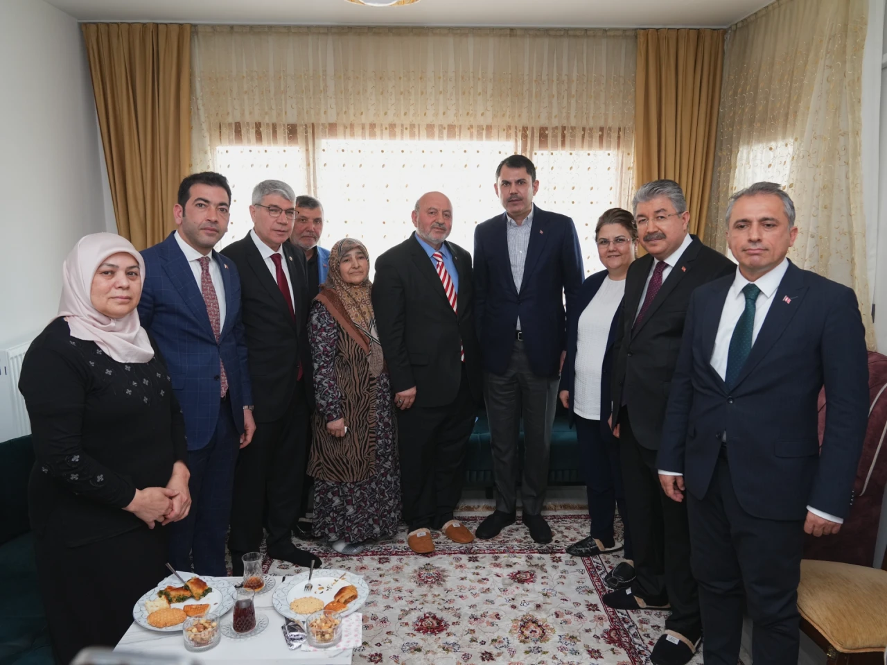 Bakan Kurum Osmaniye'de Depremzede Ailenin Yeni Evine Konuk Oldu