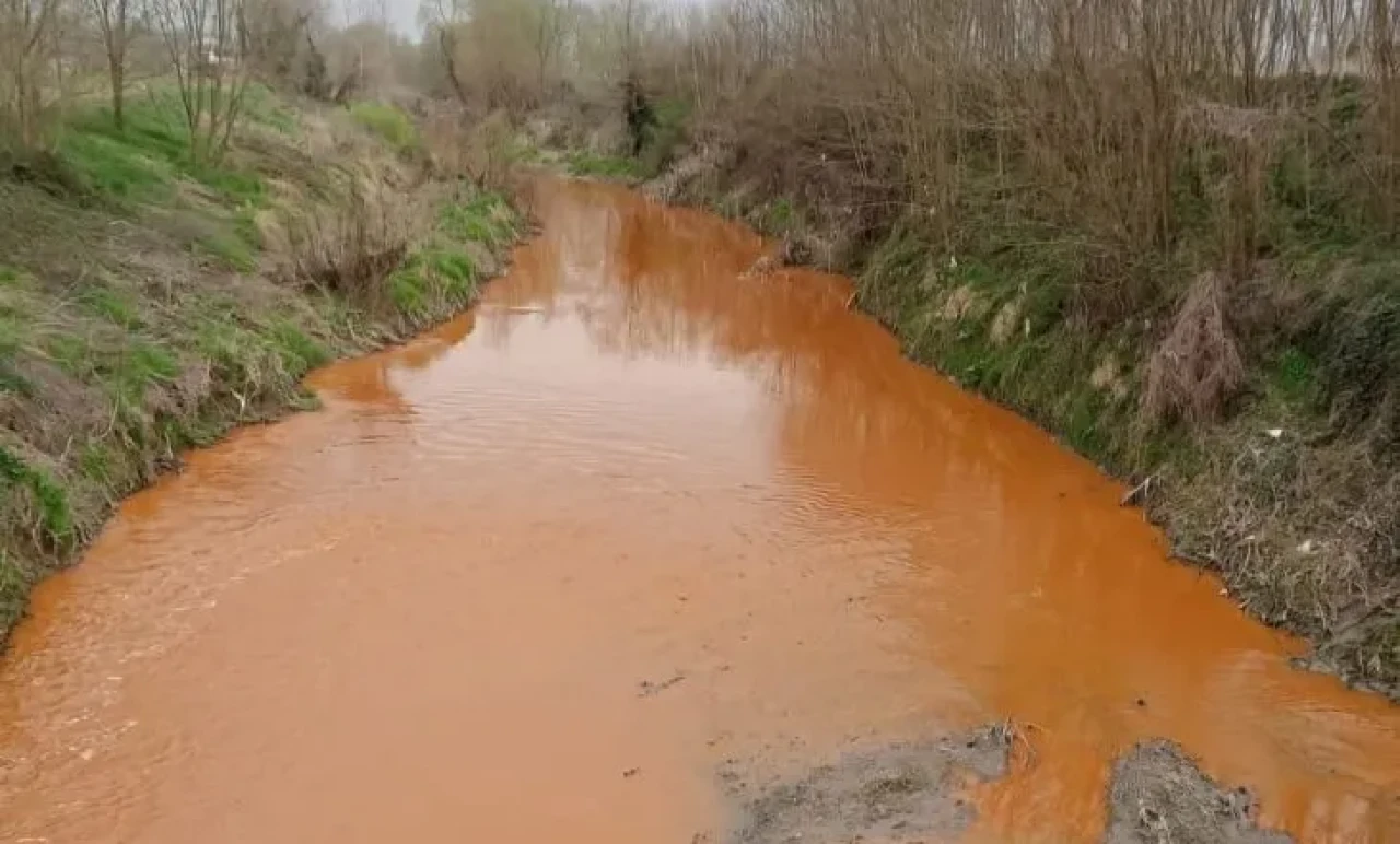 Sakarya’da Dere Kırmızıya Büründü: Dinsiz Deresi’nden Alarm Veren Görüntü!