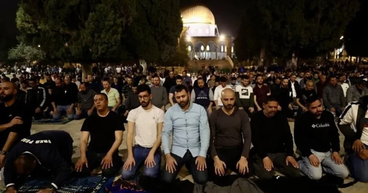 Mescid-i Aksa’da tarihi gece: İsrail’in engellemelerine rağmen 80 bin Müslüman saf tuttu!