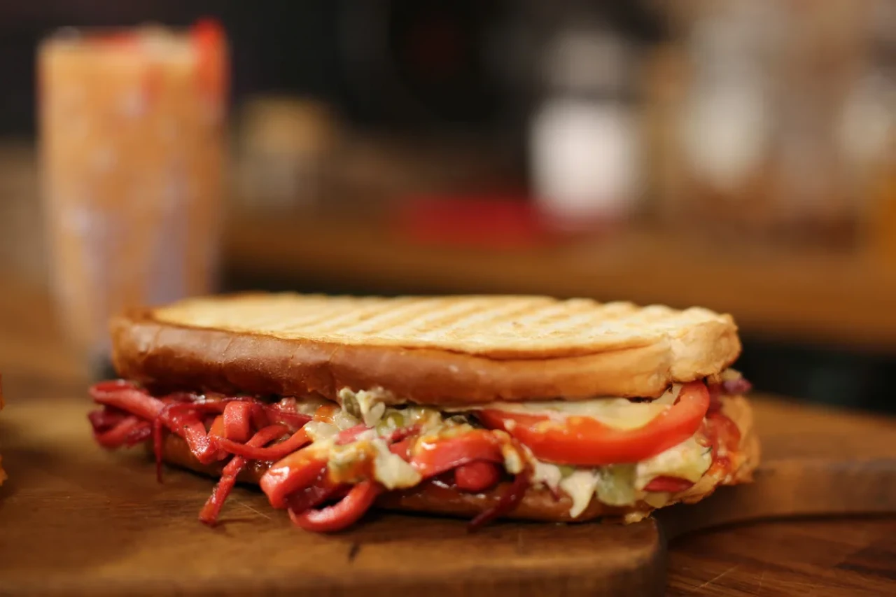 Tam Kıvamında, Bol Malzemeli Ayvalık Tostu Nasıl Yapılır?