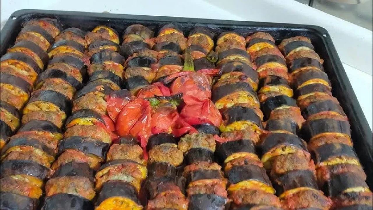 Bu Lezzeti Kaçırmayın! Patlıcanlı Tepsi Kebabı Tarifi Gönülleri Fethediyor