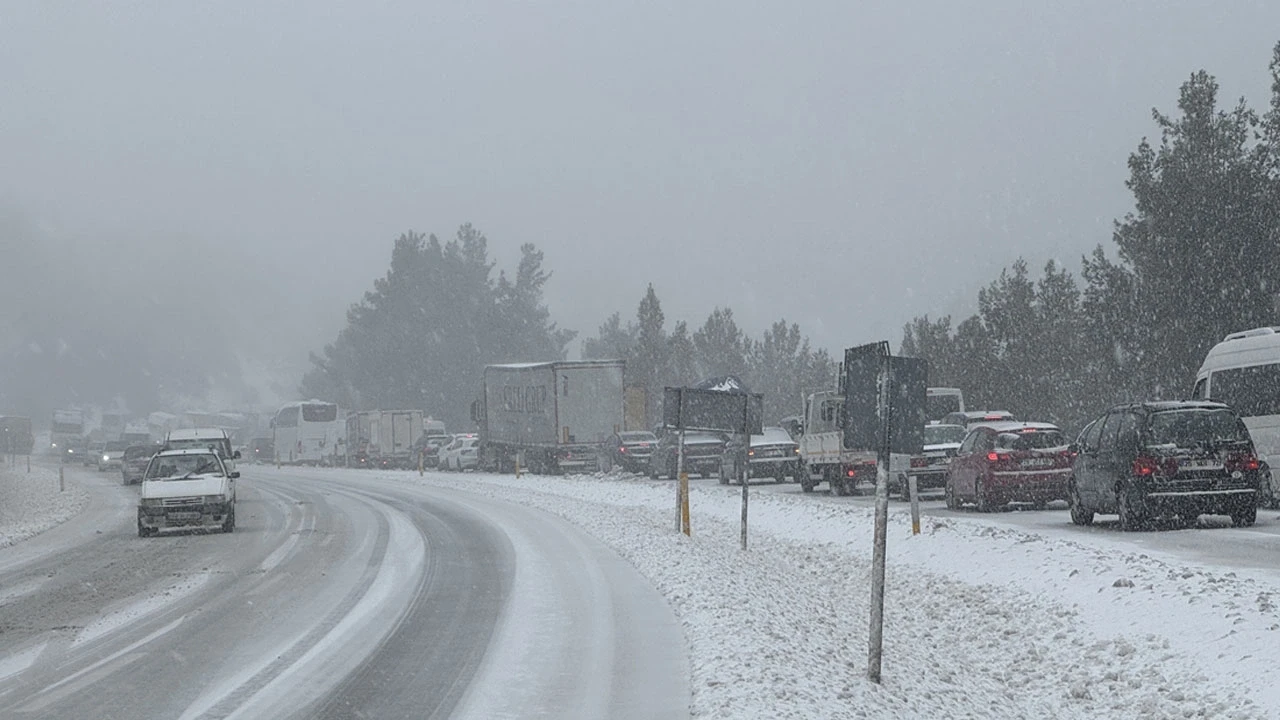 Denizli-Antalya Yolu Kar Nedeniyle Kapandı! Sürücüler Yolda Kaldı