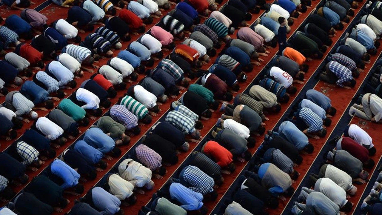 Bu saatleri kaçırmayın! Ramazan Bayramı namaz vakitleri açıklandı