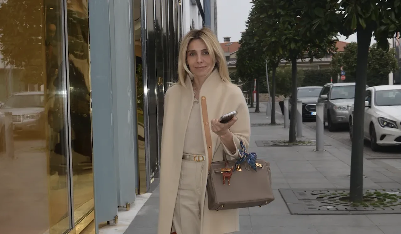 Güzelliğiyle Büyüledi! Nur Fettahoğlu’ndan Doğal ve Şık Kombin