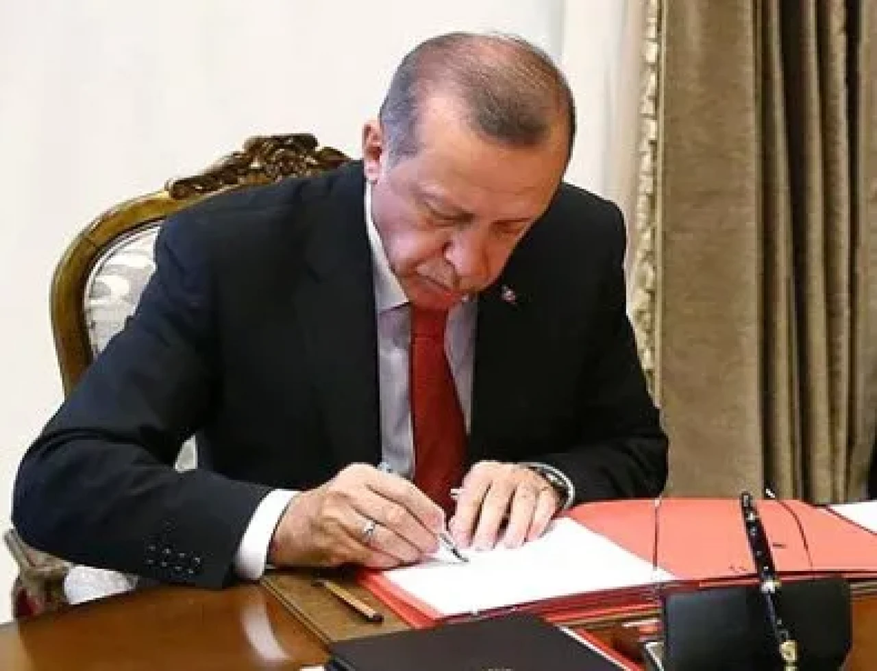 Cumhurbaşkanı Erdoğan Kararnameyi İmzaladı: Yeni Daire Başkanlıkları ve Kamu Kurumlarında Yapısal Değişiklikler