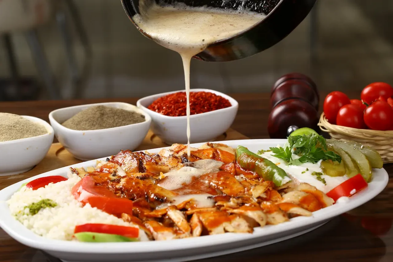 Bu Tarifle Lokantaları Aratmayacaksınız: Evde Tavuk İskender Yapımı