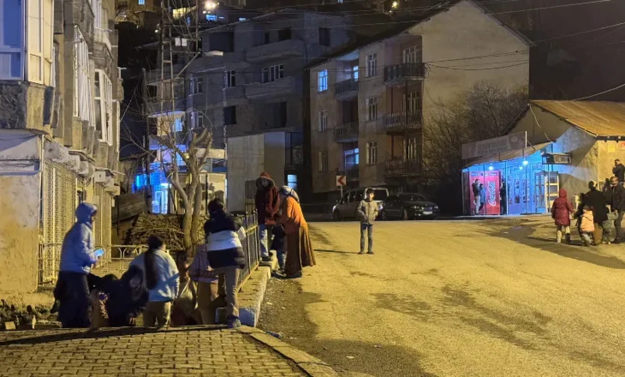 Sınırda Şiddetli Sarsıntı! Hakkari, Bitlis ve Şırnak’ta Hissedilen Deprem Korkuttu
