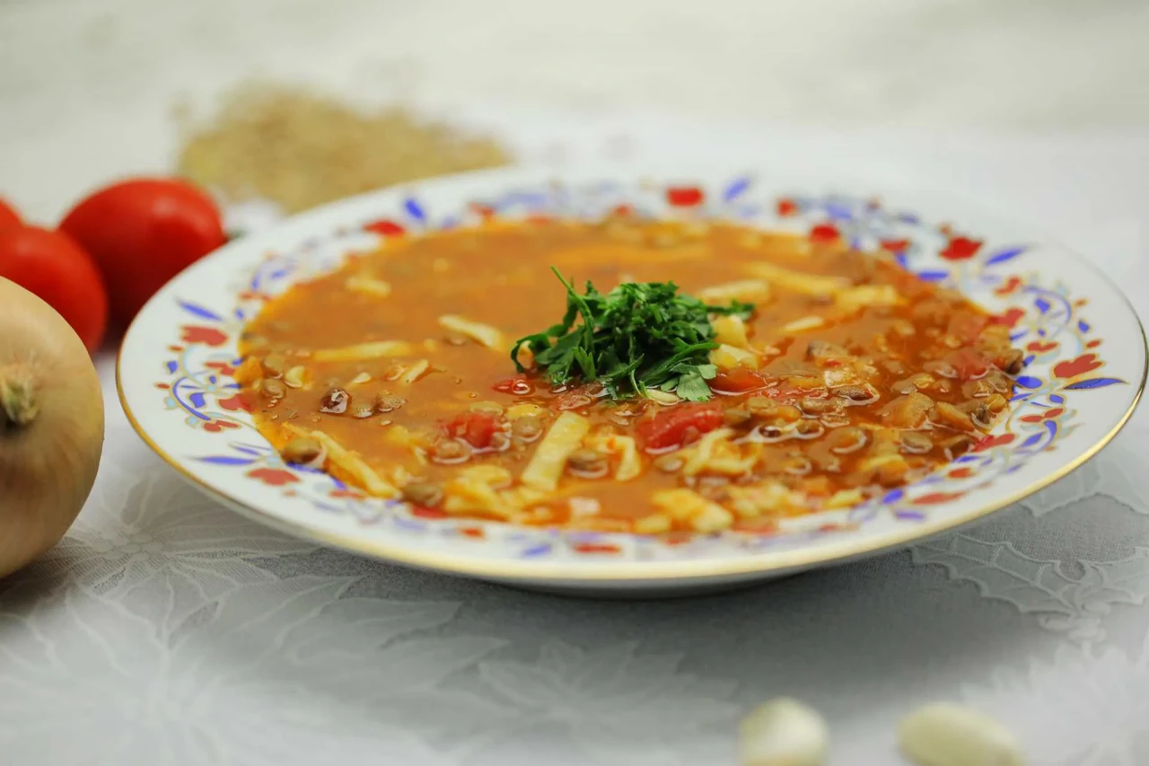 Soğuk Kış Günlerinin Vazgeçilmezi: Şifa Deposu Erişteli Mercimek Çorbası Tarifi!