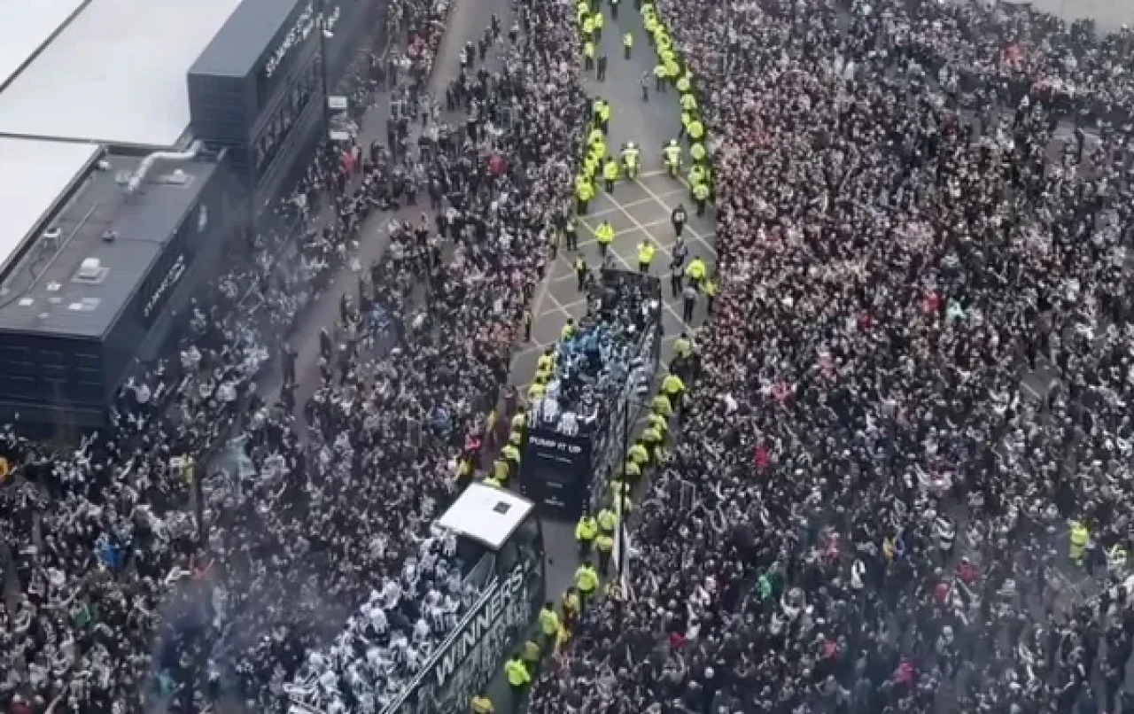 70 Yıl Sonra Gelen Kupa Tarihe Geçti! İngiltere'de 300 Bin Kişilik Görkemli Kutlama