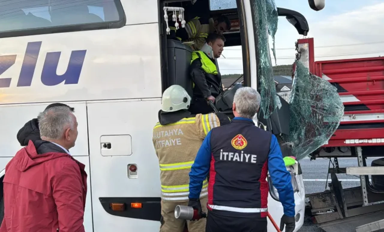 Kütahya’da Feci Kaza! Yolcu Otobüsü TIR’a Çarptı: 14 Yaralı