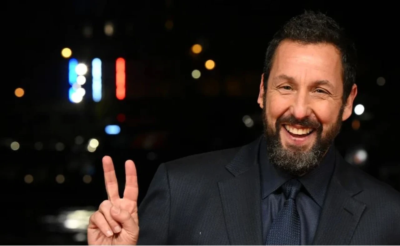 Adam Sandler Kimdir, Kaç Yaşında, Evli mi, Çocuğu Var mı, Hangi Filmlerde Rol Aldı? Hayatı ve Kariyeri