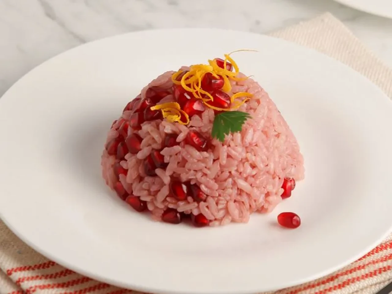 Bu Pilavı Denemeyen Pişman Olur! İşte Muhteşem Narlı Pilav Tarifi