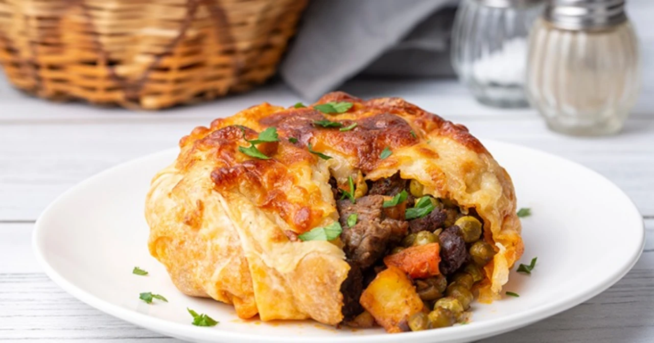 Et Severler Buraya! Çıtır Yufka, Bol Et ve Yoğurtlu Sos ile Çardak Kebabı Tarifi