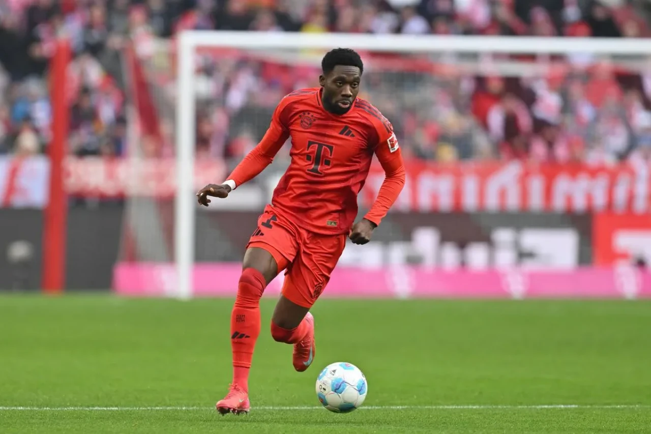 Bayern Münih'te Çapraz Bağ Sakatlığı Soğuk Duş Etkisi Yarattı! Sacha Boey Forma Şansı Bulma İhtimali Arttı