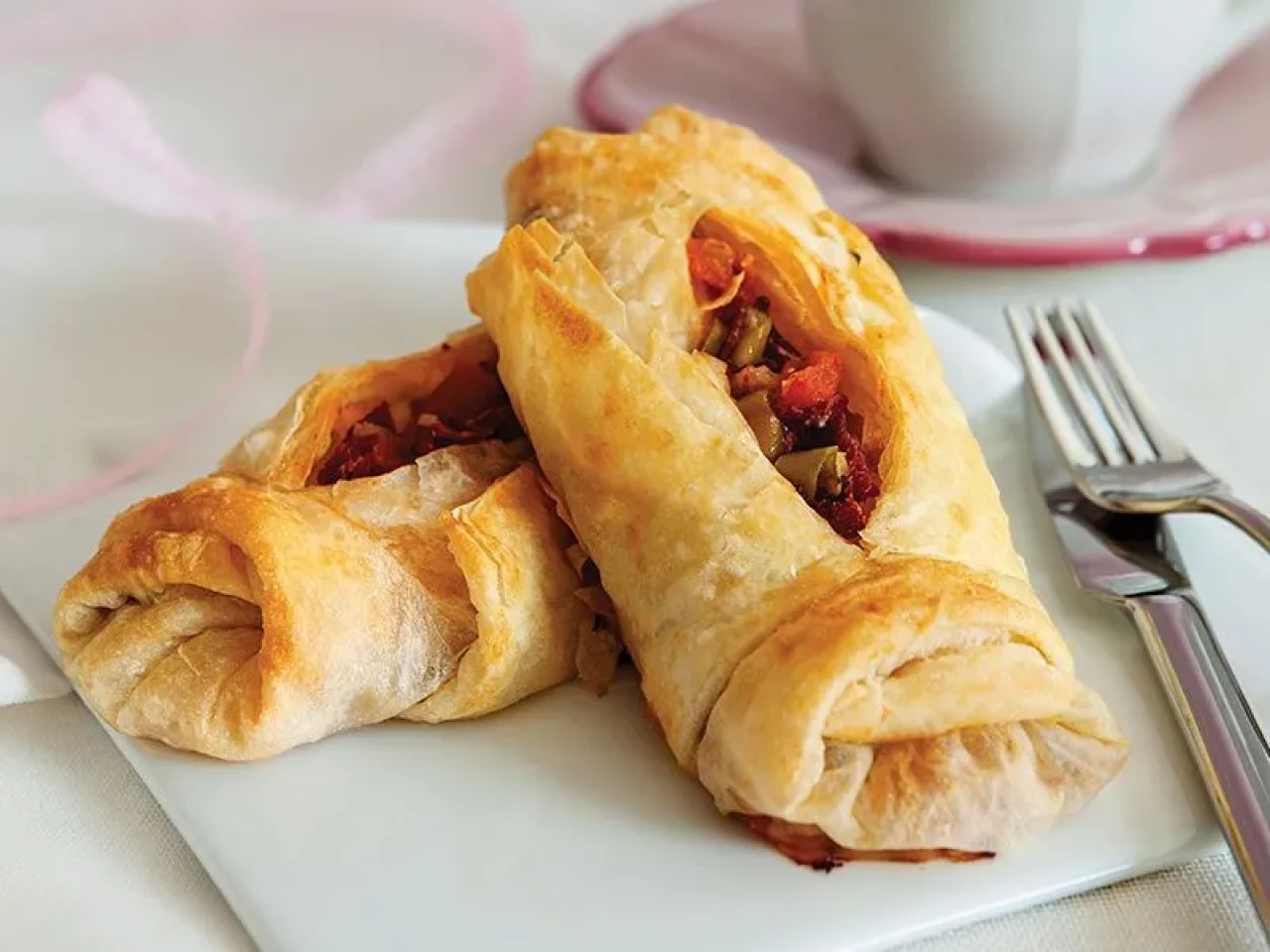 Bu Börek Tarifine Bayılacaksınız! Karnıyarık Börek ile Çay Saati Şölene Dönüşüyor