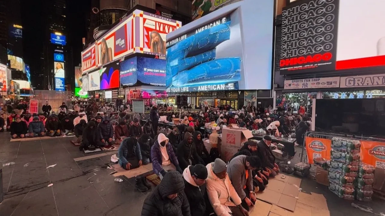 New York’un Kalbinde Ramazan: Times Meydanı’nda İftar ve Namaz Coşkusu