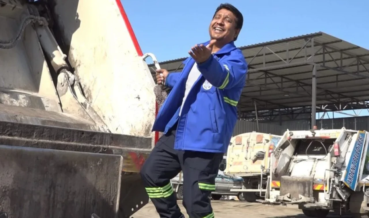 Sosyal Medyada Fenomen Oldu! Ferdi Tayfur Şarkılarıyla Geldi, Ödülle Döndü!