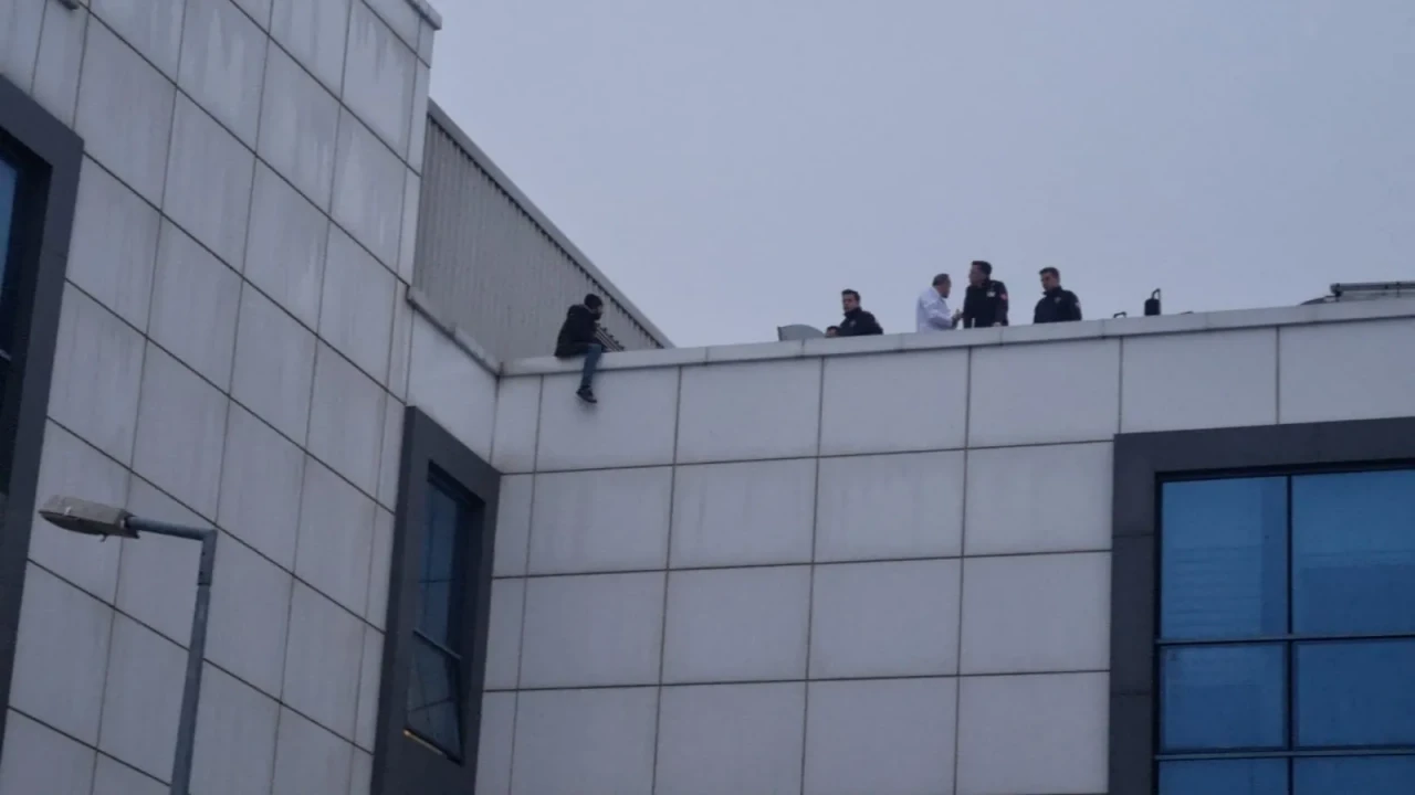 Hastane Çatısında İntihar Girişimi: Vatandaşlar Olay Anını Endişeyle İzledi!