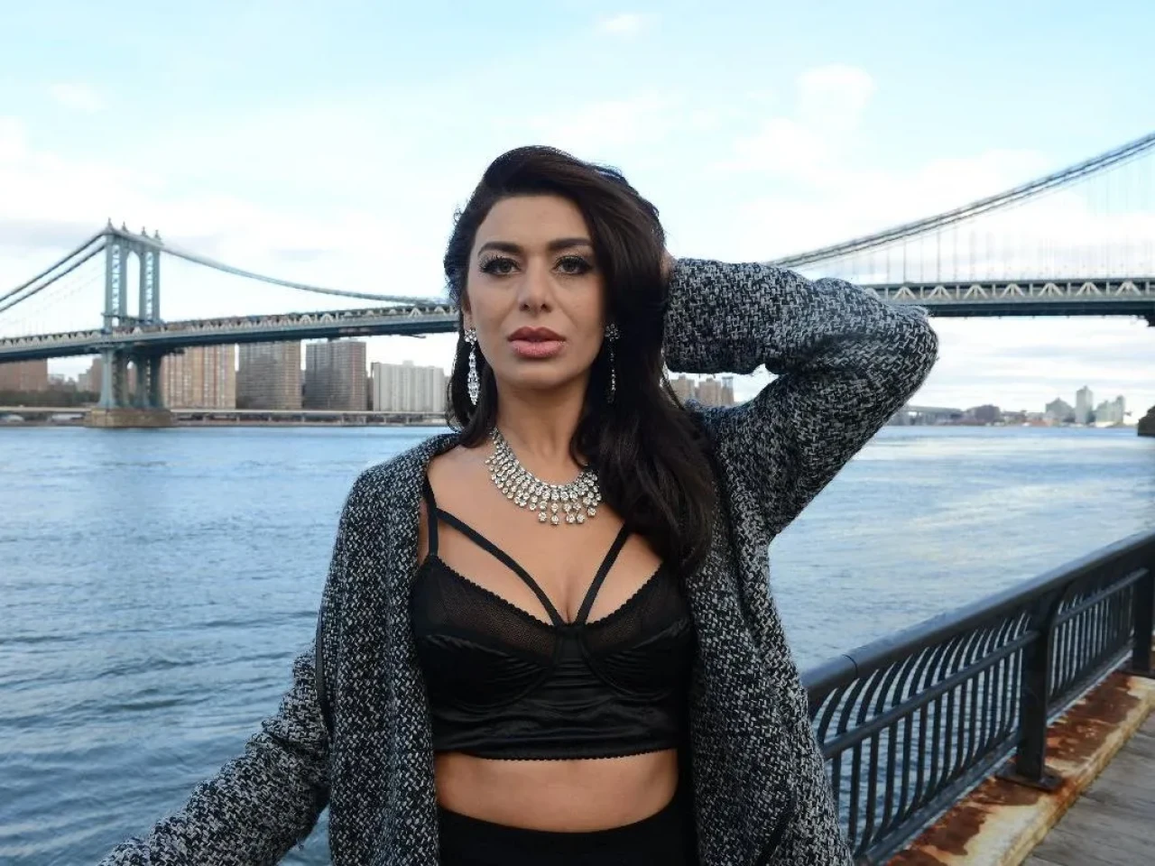 Ebru Şancı Yurt Dışındaki Meyve Etiketini Görünce Şoke Oldu! Çilek Mi, Altın Mı?