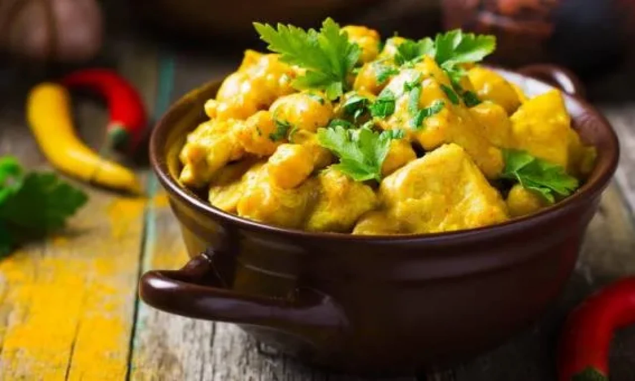 Geleneksel Tarifleri Unutun! Sofranıza Gurme Dokunuş: Bademli Köri Soslu Hindi