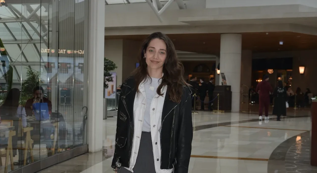 Ünlü Oyuncu Yaz Moduna Girdi! Özge Özacar’ın AVM Stili Çok Konuşulacak