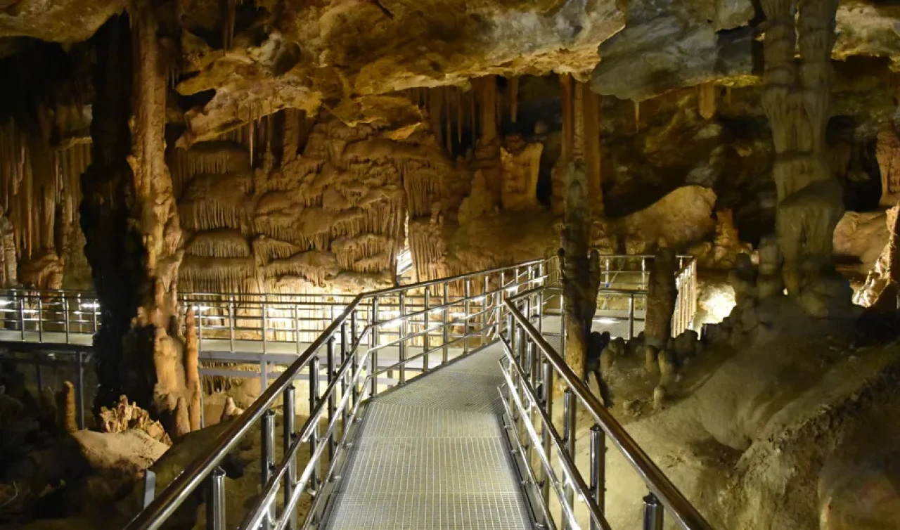 Gümüşhane’nin Yer Altı Hazinesi Karaca Mağarası, Bayram Tatilinde Ziyaretçi Akınına Uğradı
