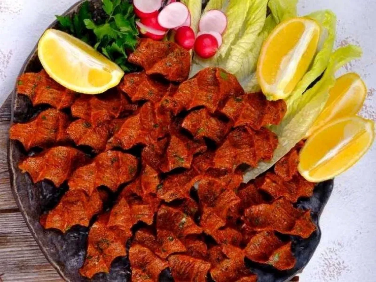 Bir Daha Dışarıdan Çiğ Köfte Almayacaksınız! Evde Hazırlanan Bu Tarif Bağımlılık Yapıyor