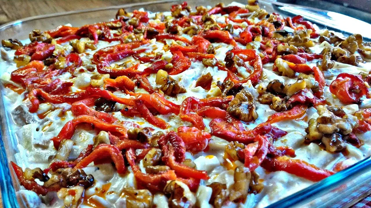 10 Dakikada Hazır! Hem Sağlıklı Hem Doyurucu Köz Biberli Erişte Salatası