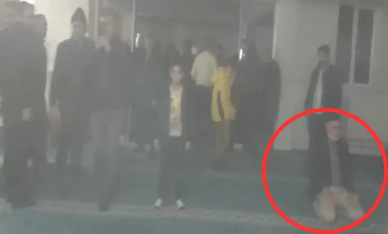 Teravih Namazı Sırasında Yangın Çıktı! Yaşlı Adam Namazı Bırakmadı