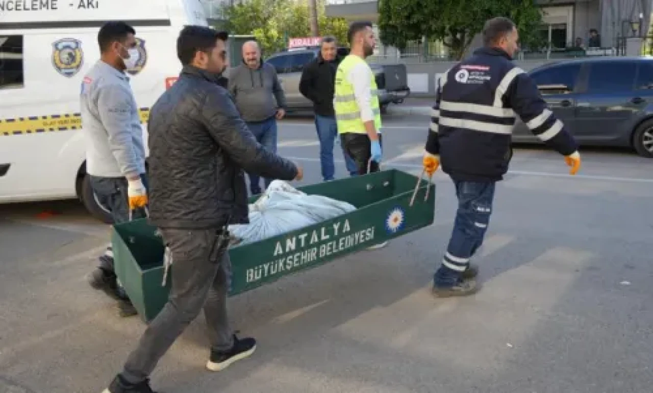 Korkunç Plan: Gardırobun İçinde Kendini Yakarken Kayda Aldı!