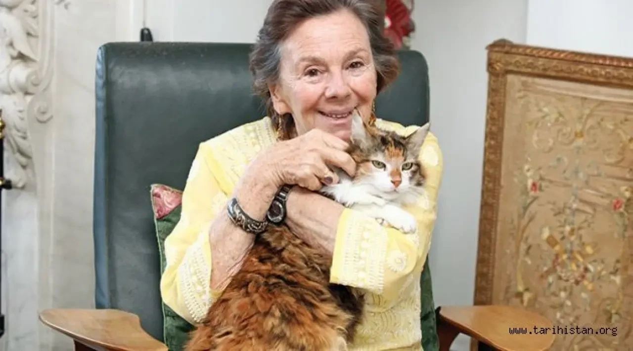 Kenize Murad Kimdir, Kaç Yaşında, Kimin Torunu, Kiminle Evli, Eşi Kim, Çocukları Kimler ve Nerede Yaşıyor?