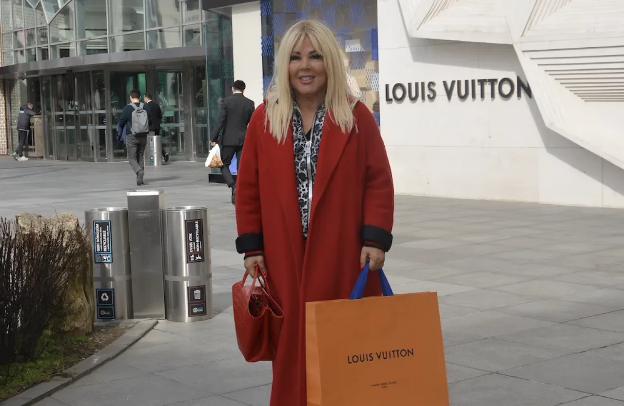 Safiye Soyman Alışverişe Çıktı! Şıklığı ve Zarafetiyle Göz Kamaştırdı