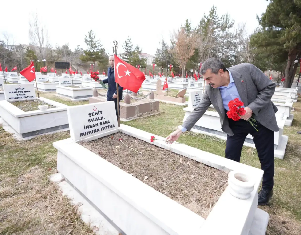 Bakan Yusuf Tekin’den Erzurum’da anlamlı ziyaret: Dualarımız onlarla!