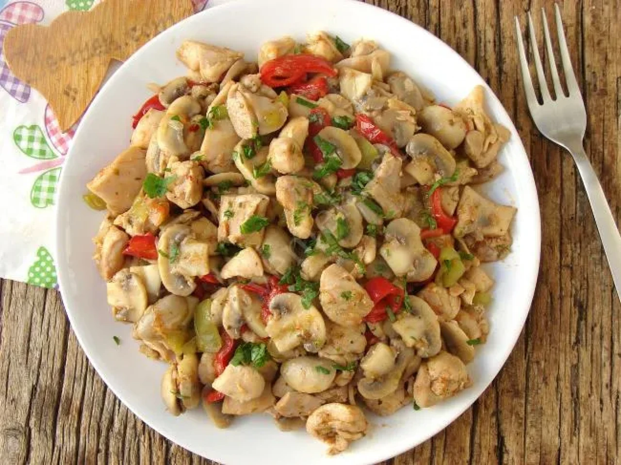 Lezzet Şöleni: Tavuklu Mantar Sote Tarifiyle Sofranıza Ziyafet Katın!